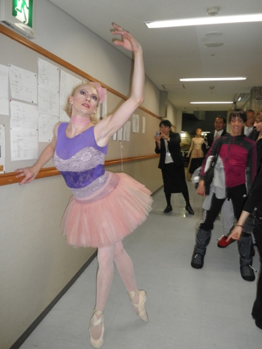 Vladimir Malakhov als 'Naschsüchtige Ballerina' hinter der Bühne.