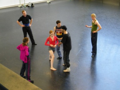 Arshak gibt seinen Kollegen Tipps. Ballettmeisterin und Choreologin Korina Stolz-Franke beobachtet das Treiben.